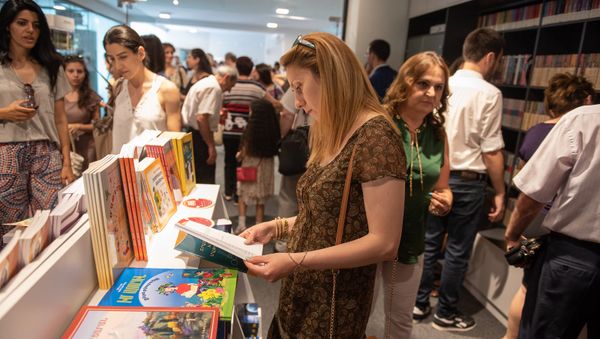 Открытие книжного магазина Зангак в центре города (19 июля 2018). Еревaн - Sputnik Армения