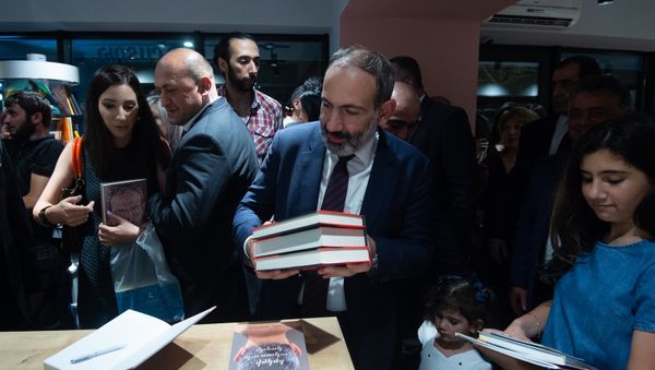 Премьер-министр Никол Пашинян в день открытия книжного магазина Зангак (19 июля 2018). Еревaн - Sputnik Армения