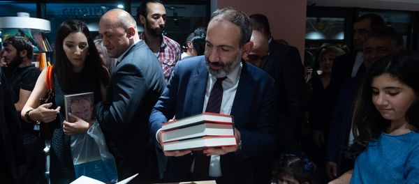 Премьер-министр Никол Пашинян в день открытия книжного магазина Зангак (19 июля 2018). Еревaн Премьер-министр Никол Пашинян в день открытия книжного магазина Зангак (19 июля 2018). Еревaн - Sputnik Армения