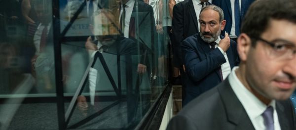 Премьер-министр Никол Пашинян в день открытия книжного магазина Зангак (19 июля 2018). Еревaн - Sputnik Армения