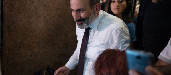 Премьер-министр Никол Пашинян с дочерьми в день открытия книжного магазина Зангак (19 июля 2018). Еревaн - Sputnik Արմենիա