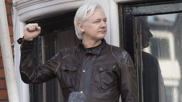 Сооснователь WikiLeaks Джулиан Ассанж на балконе здания посольства Эквадора в Лондоне (19 мая 2017). Великобритания - Sputnik Армения