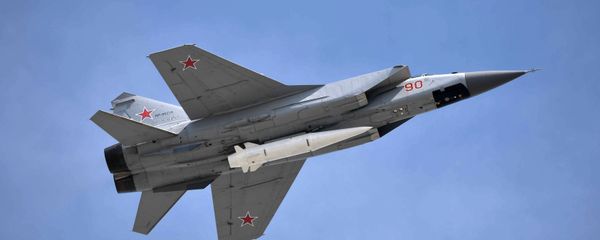 Многоцелевой истребитель МиГ-31 с гиперзвуковой ракетой Кинжал - Sputnik Армения