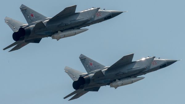 Многоцелевые истребители МиГ-31 с гиперзвуковыми ракетами Кинжал - Sputnik Армения