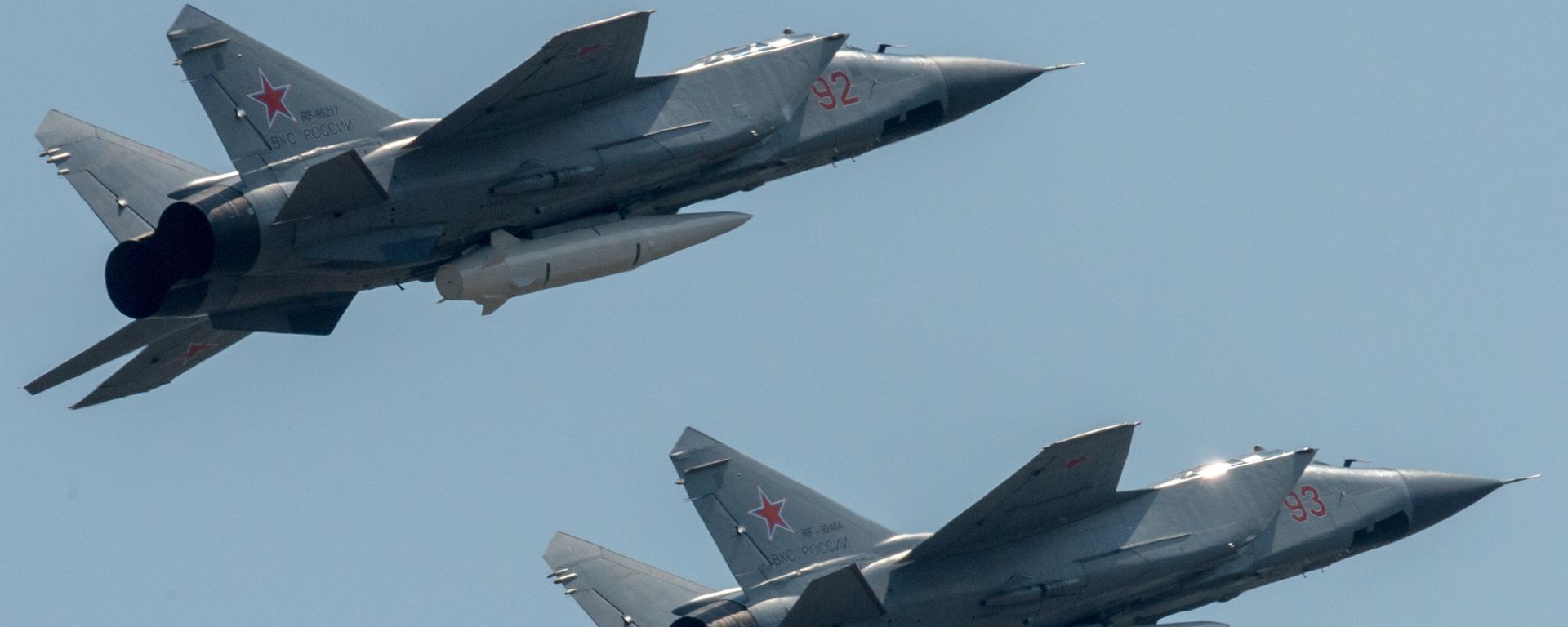 Многоцелевые истребители МиГ-31 с гиперзвуковыми ракетами Кинжал - Sputnik Армения, 1920, 02.08.2023
