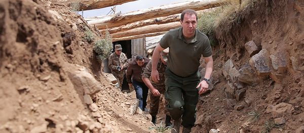 Министр обороны Армении Давид Тоноян на юго-восточной границе республики (21 июля 2018). Армения Министр обороны Армении Давид Тоноян на юго-восточной границе республики (21 июля 2018). Армения - Sputnik Армения