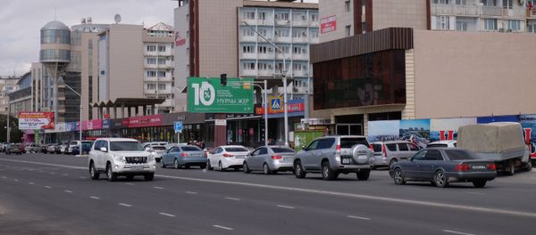 Автомобильное движение на центральной улице в Актау. - Sputnik Արմենիա