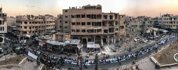 Работа фотографа Mohammed Badra Iftar Amongst the Ruins, занявшая первое место в номинации Новости фотоконкурса 2018 iPhone Photography Awards - Sputnik Армения