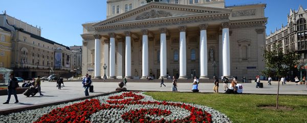 Цветник на площади у Большого театра в Москве. Цветник на площади у Большого театра в Москве. - Sputnik Армения