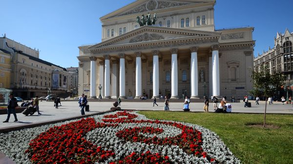 Цветник на площади у Большого театра в Москве. - Sputnik Արմենիա