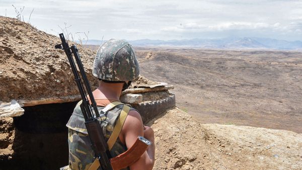 Военнослужащий армянской армии на боевой позиции - Sputnik Армения