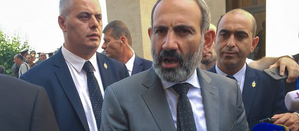 Премьер-министр Армении Никол Пашинян посетил церемонию выдачи дипломов выпустникам военных вузов (25 июля 2018). Еревaн Премьер-министр Армении Никол Пашинян посетил церемонию выдачи дипломов выпустникам военных вузов (25 июля 2018). Еревaн - Sputnik Армения