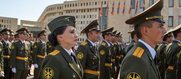 Церемония выдачи дипломов выпустникам военных вузов (25 июля 2018). Еревaн - Sputnik Армения