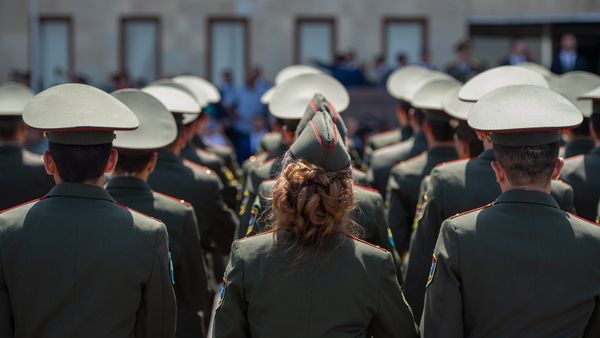Церемония выдачи дипломов выпустникам военных вузов (25 июля 2018). Еревaн - Sputnik Армения