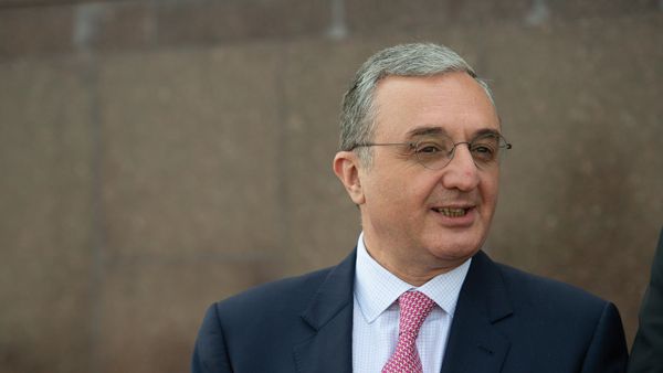 Министр иностранных дел Зограб Мнацаканян на церемонии выдачи дипломов выпустникам военных вузов (25 июля 2018). Еревaн Министр иностранных дел Зограб Мнацаканян на церемонии выдачи дипломов выпустникам военных вузов (25 июля 2018). Еревaн - Sputnik Армения