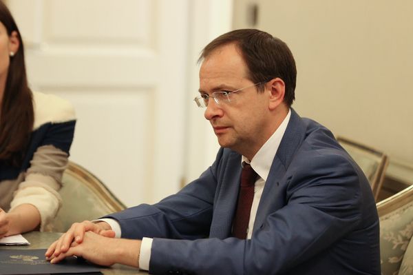 Министр культуры России Владимир Мединский во время встречи с министром культуры Армении Лилит Макунц (25 июля 2018). Москвa - Sputnik Армения