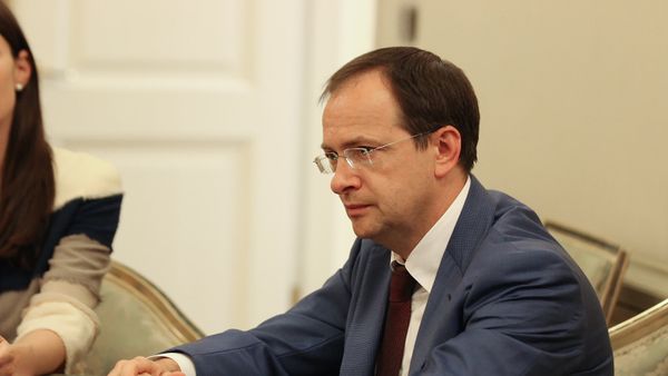 Министр культуры России Владимир Мединский во время встречи с министром культуры Армении Лилит Макунц (25 июля 2018). Москвa Министр культуры России Владимир Мединский во время встречи с министром культуры Армении Лилит Макунц (25 июля 2018). Москвa - Sputnik Армения