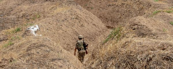 Армянский военнослужащий на боевой позиции - Sputnik Армения