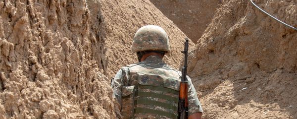 Армянский военнослужащий на боевой позиции - Sputnik Армения