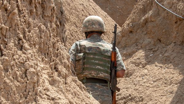 Армянский военнослужащий на боевой позиции - Sputnik Армения