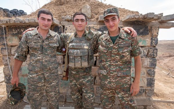 Армянские военнослужащие на боевой позиции Армянские военнослужащие на боевой позиции - Sputnik Армения