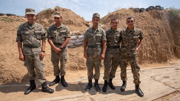 Армянские военнослужащие на боевой позиции Армянские военнослужащие на боевой позиции - Sputnik Армения