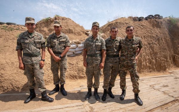 Армянские военнослужащие на боевой позиции Армянские военнослужащие на боевой позиции - Sputnik Армения