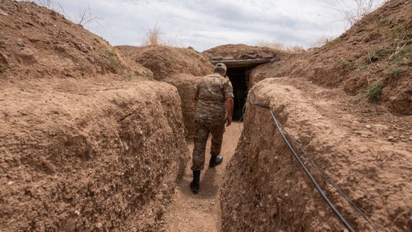 Армянский военнослужащий на боевой позиции - Sputnik Армения
