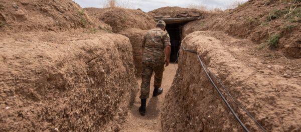 Армянский военнослужащий на боевой позиции Армянский военнослужащий на боевой позиции - Sputnik Армения