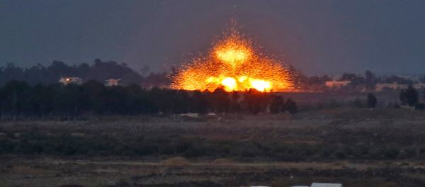Взрыв на аннексированных Израилем Голанских высотах, вызванный бомбардировкой с воздуха через границу в Сирии во время воздушных ударов в поддержку сирийского правительственного наступления (24 июля 2018). Провинции Дараа Взрыв на аннексированных Израилем Голанских высотах, вызванный бомбардировкой с воздуха через границу в Сирии во время воздушных ударов в поддержку сирийского правительственного наступления (24 июля 2018). Провинции Дараа - Sputnik Армения
