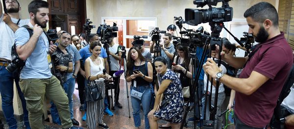 Журналисты ожидают второго президента Армении Роберта Кочаряна в здании специальной следственной службы Армении (26 июля 2018). Еревaн - Sputnik Армения