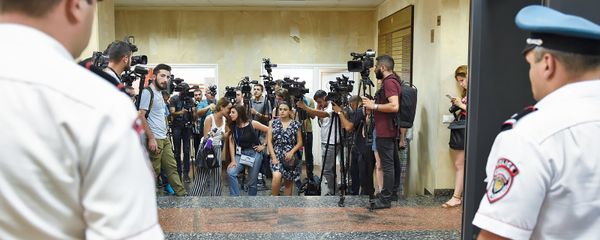 Журналисты в здании специальной следственной службы Армении (26 июля 2018). Еревaн Журналисты в здании специальной следственной службы Армении (26 июля 2018). Еревaн - Sputnik Армения