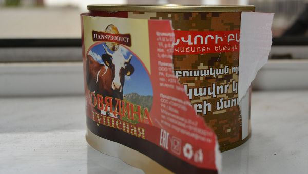 Гос.служба бесопасности пищевых продуктов выявила тушенки с двойной этикеткой - Sputnik Армения