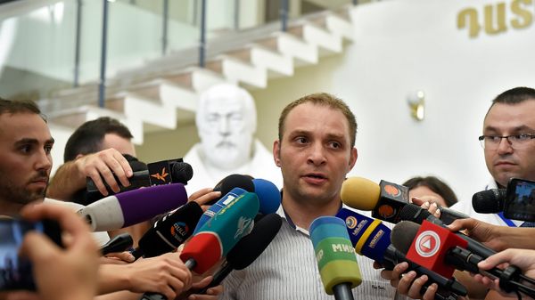 Адвокат Мигран Погосян в здании суда Первой инстанции административного района Шенгавит (27 июля 2018). Еревaн - Sputnik Армения
