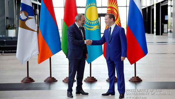 Премьер-министр России Дмитрий Медведев встречает премьер-министра Армении Никола Пашиняна перед заседанием Евразийского межправительственного совета глав правительства стран ЕАЭС (27 июля 2018). Санкт-Петербург - Sputnik Армения