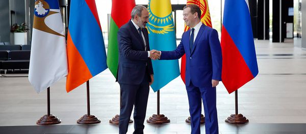 Премьер-министр России Дмитрий Медведев встречает премьер-министра Армении Никола Пашиняна перед заседанием Евразийского межправительственного совета глав правительства стран ЕАЭС (27 июля 2018). Санкт-Петербург - Sputnik Армения