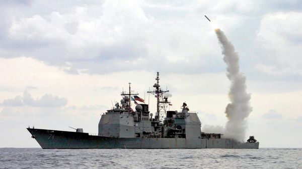 Запуск ракеты Томагавк с крейсера управляемых ракет USS Cape St.George (23 марта 2003). Средиземное море - Sputnik Армения