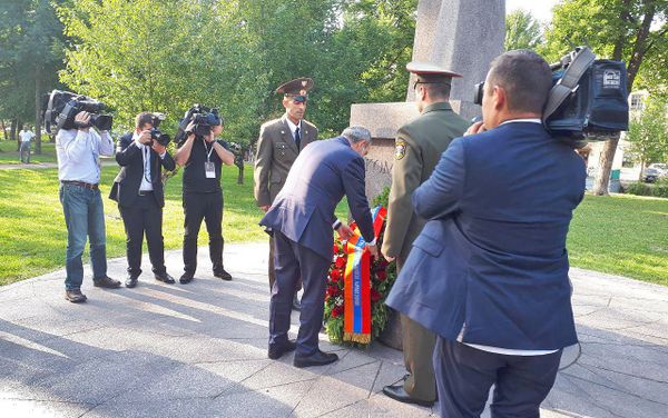 Премьер-министр Армении Никол Пашинян возложил венок у памятника Комитасу (27 июля 2018). Санкт-Петербург Премьер-министр Армении Никол Пашинян возложил венок у памятника Комитасу (27 июля 2018). Санкт-Петербург - Sputnik Армения