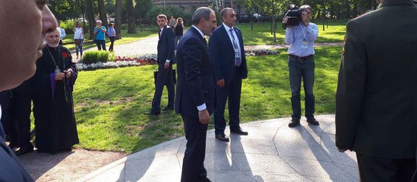 Премьер-министр Армении Никол Пашинян возложил венок у памятника Комитасу (27 июля 2018). Санкт-Петербург Премьер-министр Армении Никол Пашинян возложил венок у памятника Комитасу (27 июля 2018). Санкт-Петербург - Sputnik Արմենիա