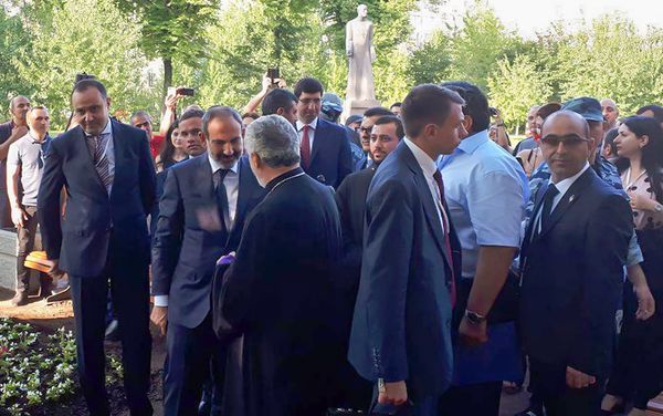Премьер-министр Армении Никол Пашинян возложил венок у памятника Комитасу (27 июля 2018). Санкт-Петербург Премьер-министр Армении Никол Пашинян возложил венок у памятника Комитасу (27 июля 2018). Санкт-Петербург - Sputnik Армения