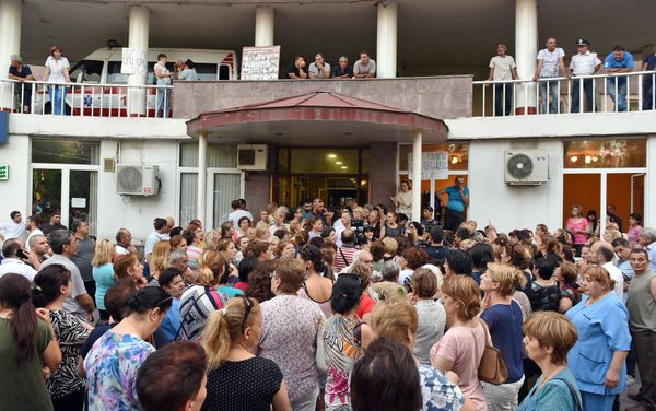 Сотрудники больницы Святого Григора Лусаворича выступают с призывом вернуть Ара Минасяна (27 июля 2018). Еревaн Сотрудники больницы Святого Григора Лусаворича выступают с призывом вернуть Ара Минасяна (27 июля 2018). Еревaн - Sputnik Армения