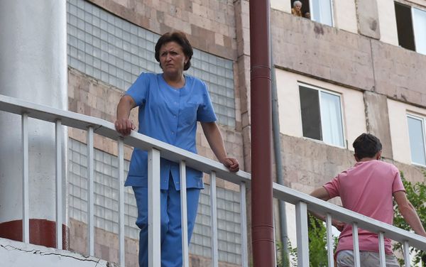 Сотрудники больницы Святого Григора Лусаворича выступают с призывом вернуть Ара Минасяна (27 июля 2018). Еревaн Сотрудники больницы Святого Григора Лусаворича выступают с призывом вернуть Ара Минасяна (27 июля 2018). Еревaн - Sputnik Армения