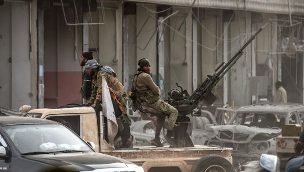 Поддерживаемые Турцией сирийские арабские боевики после захвата контроля над Северо-западным сирийским городом Африн от курдских отрядов Народной защиты (YPG) (18 марта 2018). Африн, Сирия - Sputnik Армения