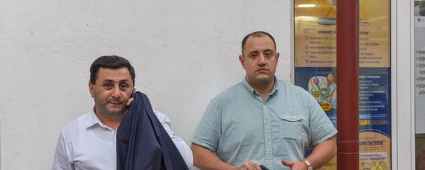 Депутаты от фракции РПА Самвел Фарманян и Мигран Акопян около больницы Сурб Григор Лусаворич (27 июля 2018). Еревaн - Sputnik Армения
