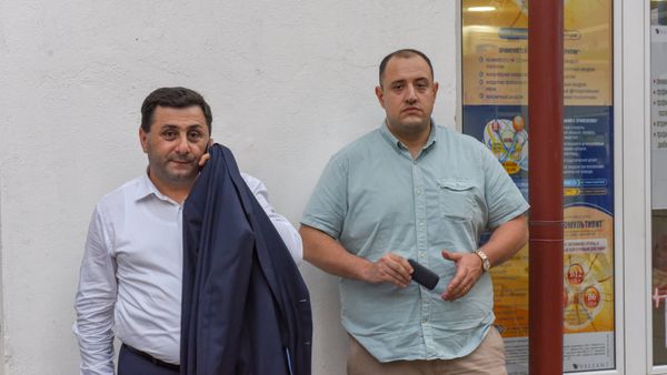 Депутаты от фракции РПА Самвел Фарманян и Мигран Акопян около больницы Сурб Григор Лусаворич (27 июля 2018). Еревaн - Sputnik Армения