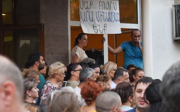 Сотрудники больницы Святого Григора Лусаворича выступают с призывом вернуть Ара Минасяна (27 июля 2018). Еревaн Сотрудники больницы Святого Григора Лусаворича выступают с призывом вернуть Ара Минасяна (27 июля 2018). Еревaн - Sputnik Армения