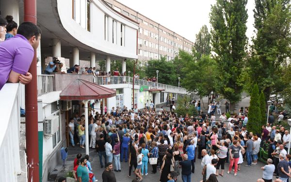 Сотрудники больницы Святого Григора Лусаворича выступают с призывом вернуть Ара Минасяна (27 июля 2018). Еревaн Сотрудники больницы Святого Григора Лусаворича выступают с призывом вернуть Ара Минасяна (27 июля 2018). Еревaн - Sputnik Армения