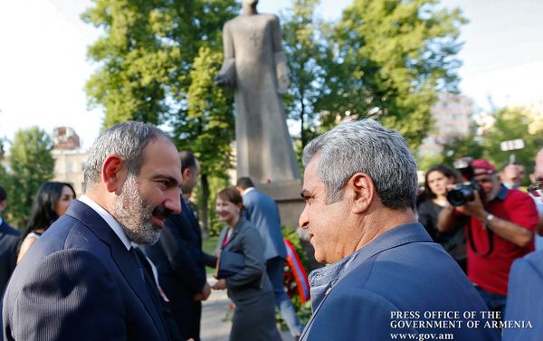 Премьер-министр Армении Никол Пашинян возложил венок у памятника Комитасу (27 июля 2018). Санкт-Петербург Премьер-министр Армении Никол Пашинян возложил венок у памятника Комитасу (27 июля 2018). Санкт-Петербург - Sputnik Армения