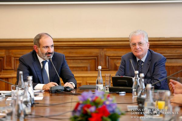 Премьер-министр Армении Никол Пашинян встретился с российскими деятелями культуры (27 июля 2018). Санкт-Петербург Премьер-министр Армении Никол Пашинян встретился с российскими деятелями культуры (27 июля 2018). Санкт-Петербург - Sputnik Արմենիա