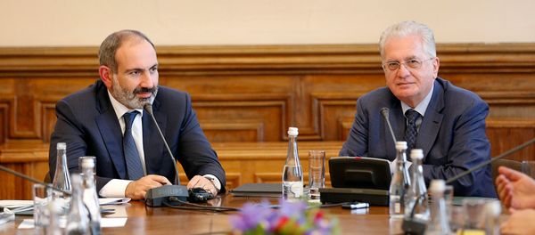 Премьер-министр Армении Никол Пашинян встретился с российскими деятелями культуры (27 июля 2018). Санкт-Петербург Премьер-министр Армении Никол Пашинян встретился с российскими деятелями культуры (27 июля 2018). Санкт-Петербург - Sputnik Армения